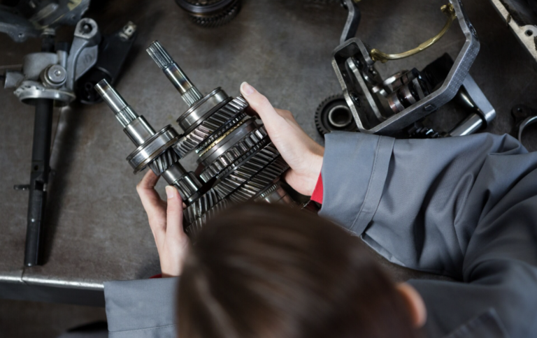 เกียร์ทดรอบ (Gear Reducer) คืออะไร? ประเภท การเลือกใช้ และการหล่อลื่นที่ถูกต้อง 2 ช่างตรวจระดับน้ำมันหล่อลื่นภายในเกียร์ทดรอบ
