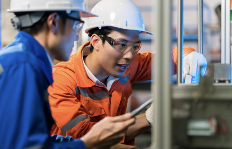 Preventive Maintenance คืออะไร? วางแผน PM เครื่องจักรโรงงานให้ Downtime เป็นศูนย์ 2 ตรวจระดับน้ำมันหล่อลื่นและจุดหล่อลื่นของเครื่องจักรตามแผน PM